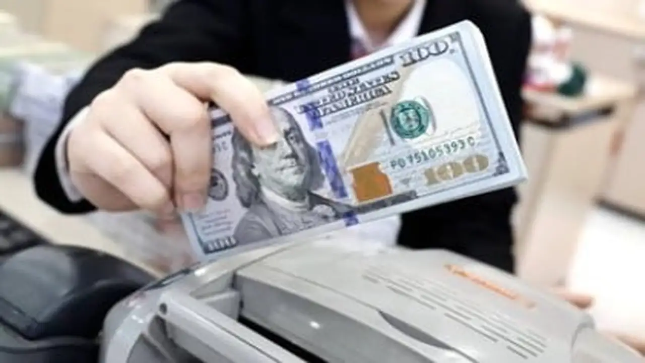 انخفاض قيمة الدولار الأمريكي في ظل استمرار الضغوط التضخمية وتصاعد الصراعات الدولية